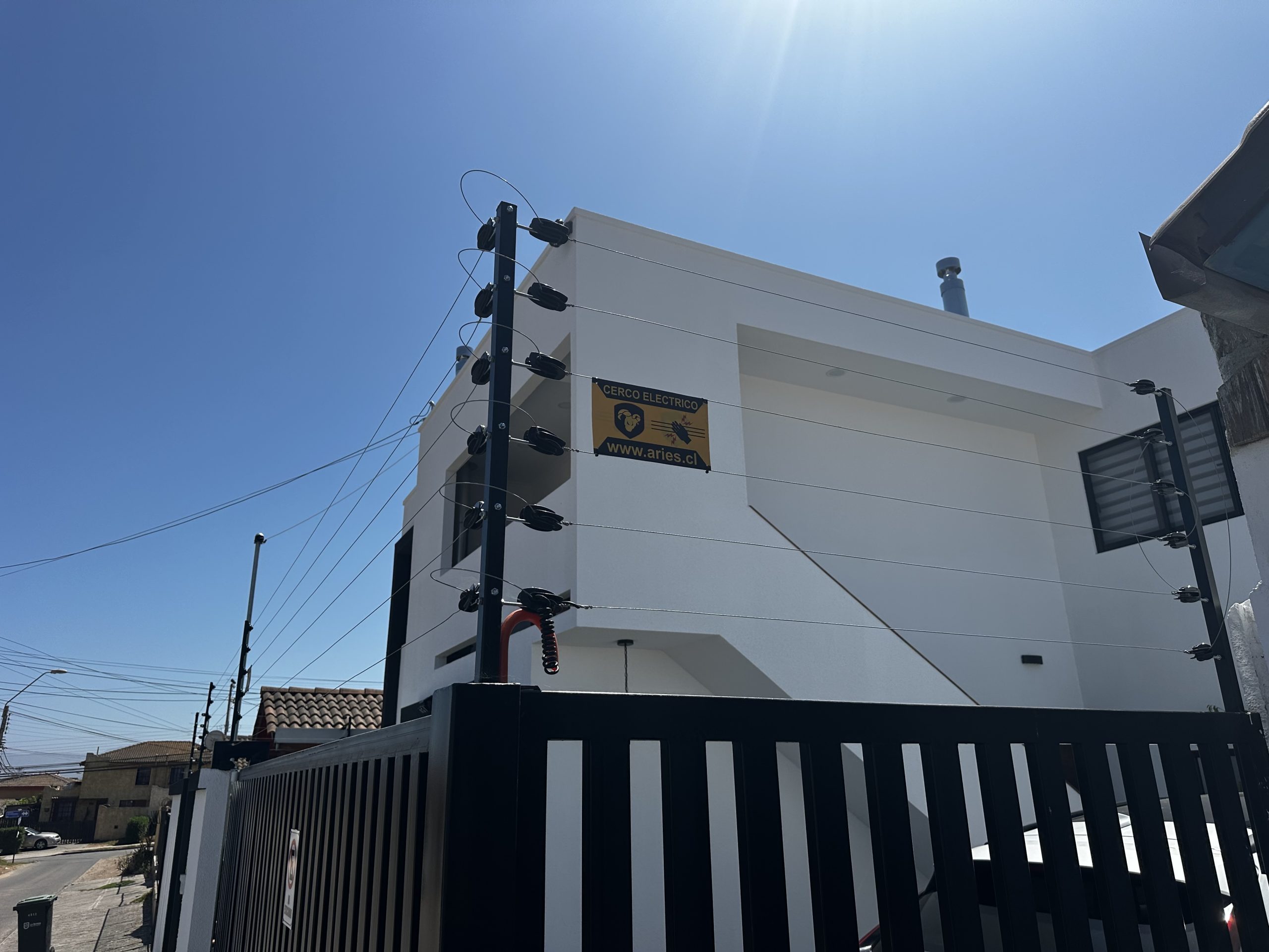 Cerco eléctrico residencial instalado por Aries