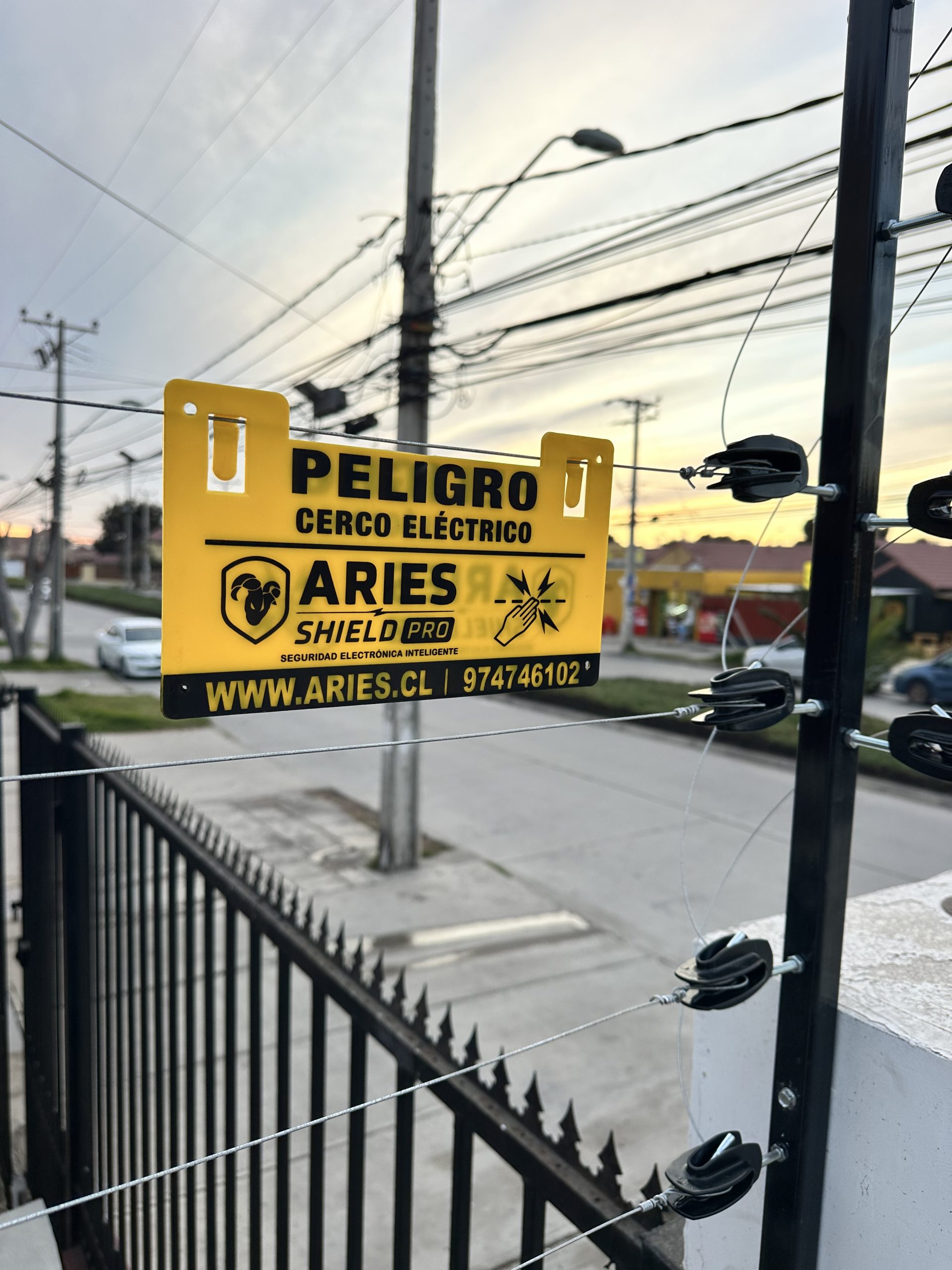 Detalle de instalación profesional de cerco eléctrico Aries